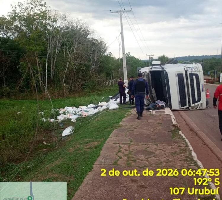 Carreta tomba com 30 toneladas de trigo na BR-174