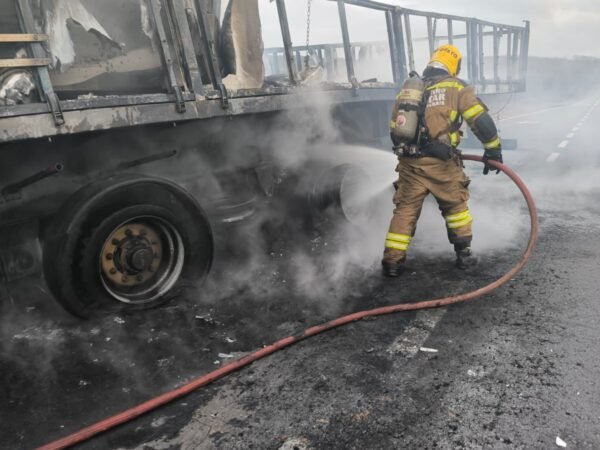 Carreta com granito pega fogo e bloqueia a BR-251 em Minas Gerais