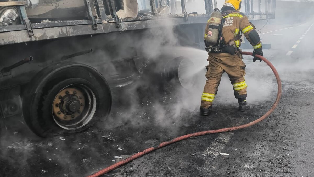 Carreta de granito pega fogo e bloqueia a BR-251 em Minas Gerais