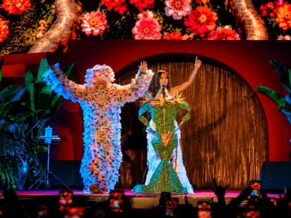 Anitta inova com figurino artístico em show da turnê