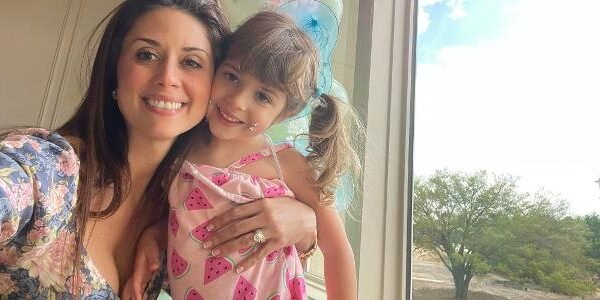 Brasileira proibida de falar português mata a filha e comete suicídio