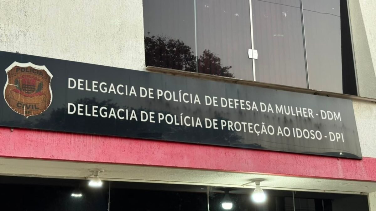 Mãe e padrasto são presos após bebê ser internado com graves lesões
