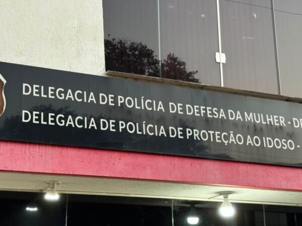 Mãe e padrasto são presos após bebê ser internado com graves lesões