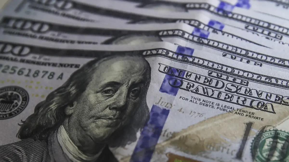 Dólar fecha a R$ 5,01 e bolsa supera 208 mil pontos