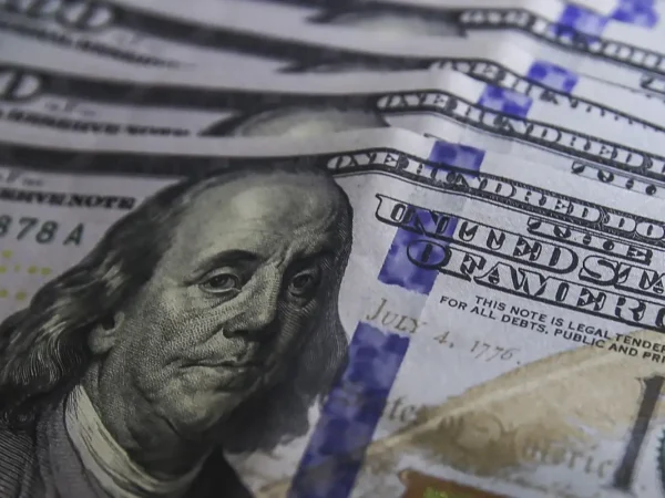 Dólar fecha a R$ 5,01 e bolsa supera 208 mil pontos