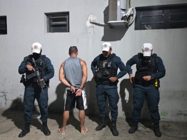 Homem é detido após ameaçar clientes em conveniência de Teresina