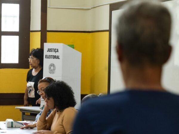 Nações estrangeiras emitem alertas de viagem devido às eleições no Brasil