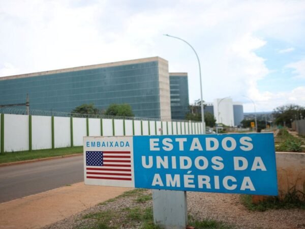 Campanha de Lula quer que TSE investigue corte de serviços consulares