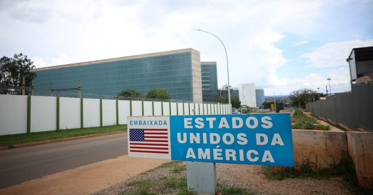 Campanha de Lula quer que TSE investigue corte de serviços consulares