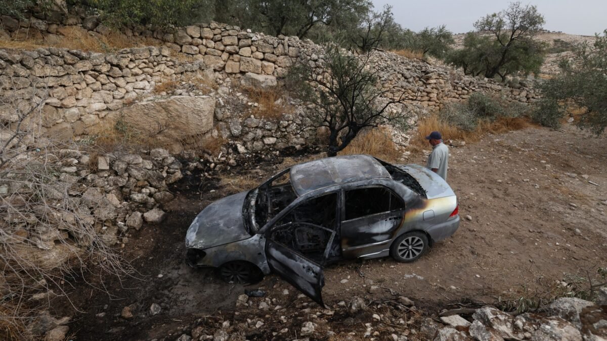 Colonos israelenses incendeiam mesquita na Cisjordânia