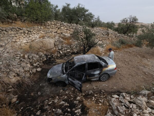 Colonos israelenses incendeiam mesquita na Cisjordânia
