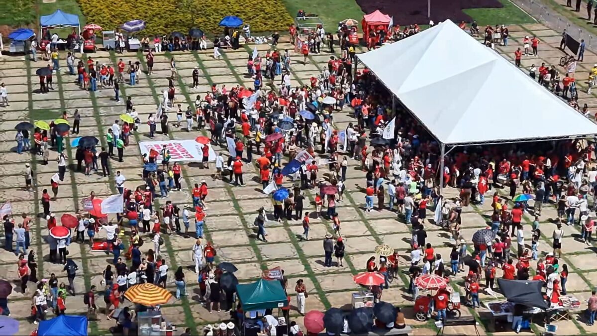 Professores do DF protestam em frente ao Palácio do Buriti