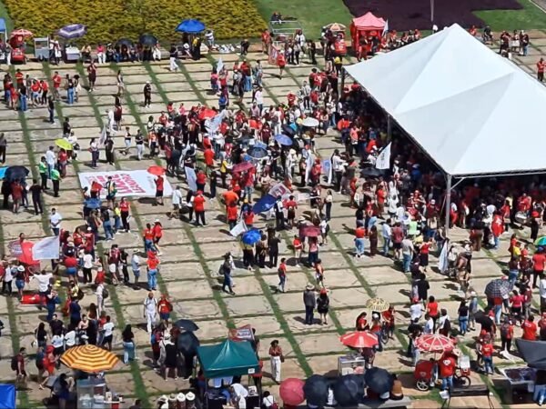 Professores do DF protestam no Palácio do Buriti contra o governo local