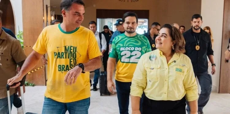Lideranças da direita desembarcam em Manaus para ato político