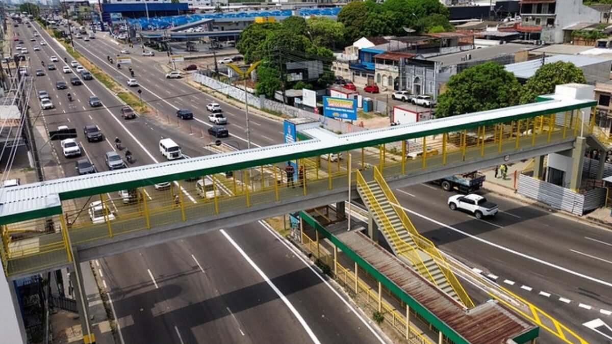 Nova passarela da Avenida Torquato Tapajós é liberada em Manaus