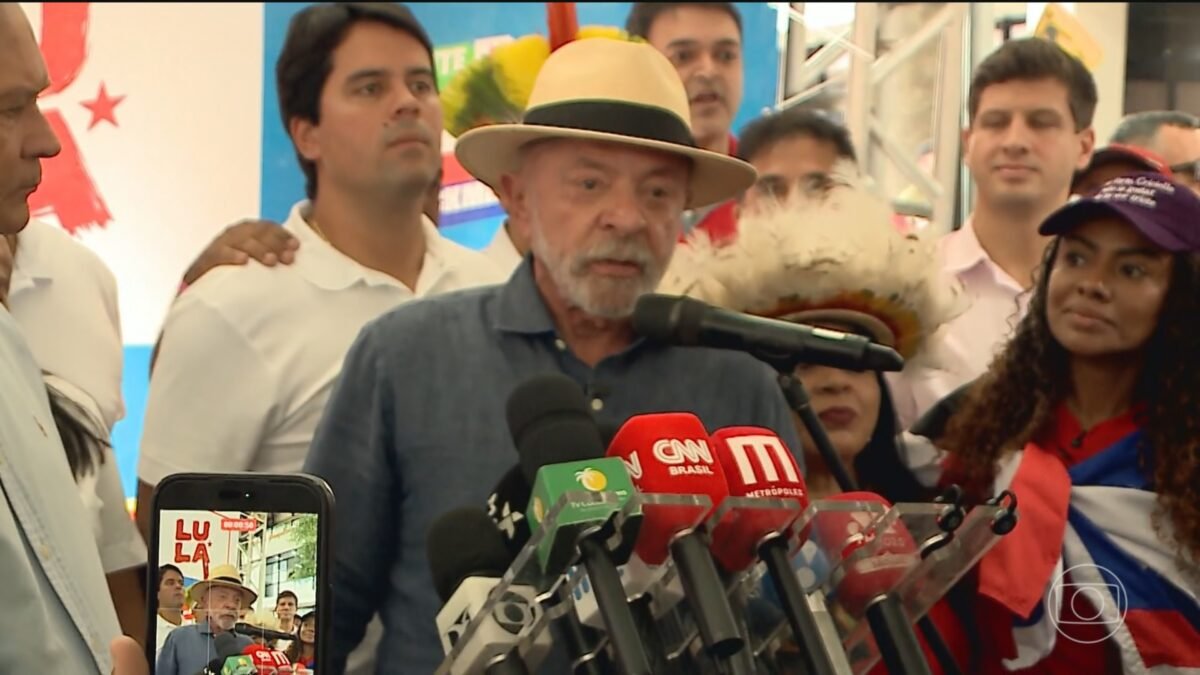 Lula visita três cidades nordestinas e desafia rival sobre sigilo