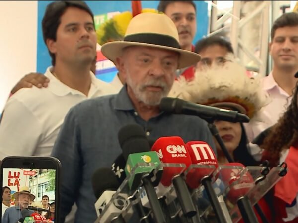 Lula visita três cidades nordestinas e desafia rival sobre sigilo