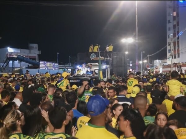 Flávio Bolsonaro se reúne com sertanejos em Goiás