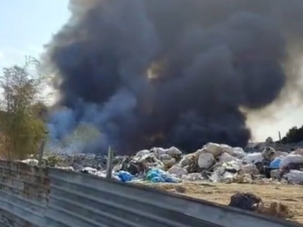 Fogo atinge vegetação e lixo no Distrito Industrial II