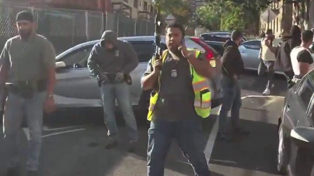 Agente do ICE em tiroteio em Nova York já agrediu mulher grávida