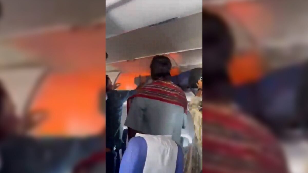 Bateria portátil pega fogo e obriga avião a pousar na Índia