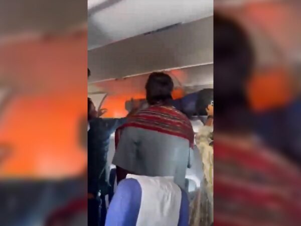 Bateria portátil pega fogo e obriga avião a pousar na Índia