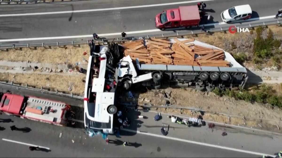 Colisão entre ônibus e caminhão deixa 11 mortos na Turquia