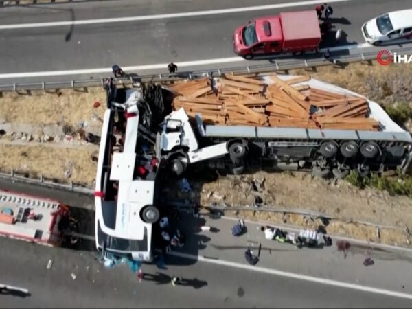 Colisão entre ônibus e caminhão deixa 11 mortos na Turquia