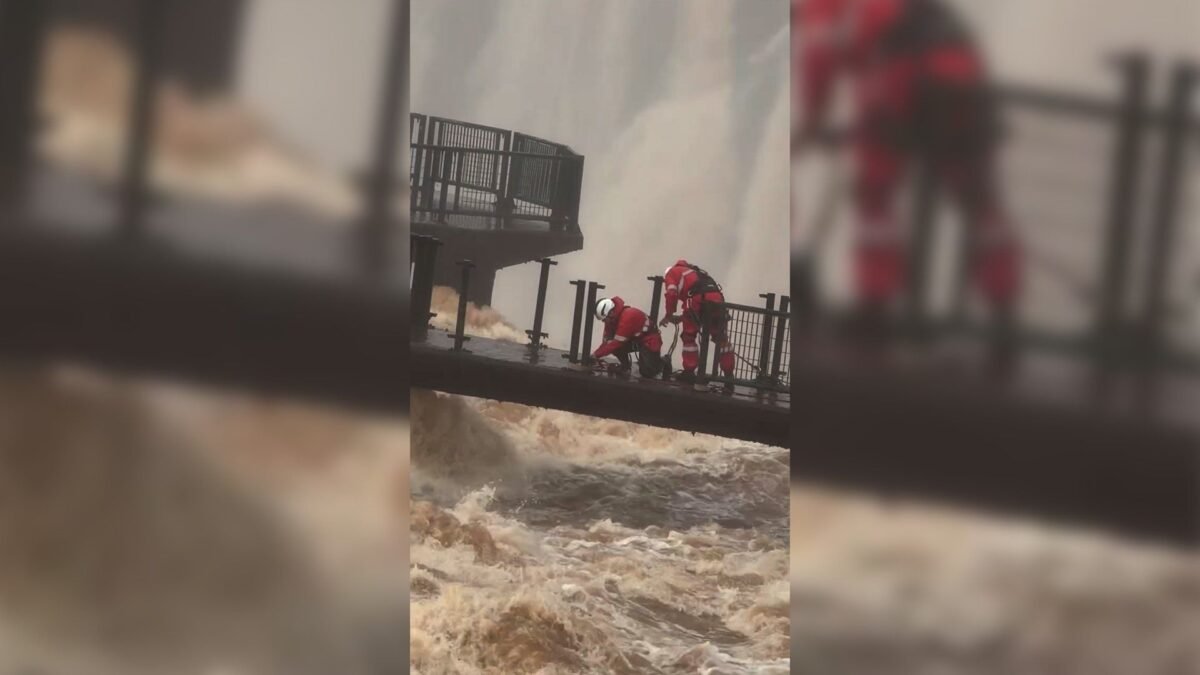 Passarela das Cataratas do Iguaçu é desmontada após cheia histórica