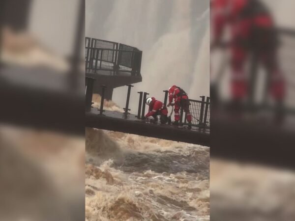 Passarela das Cataratas do Iguaçu é desmontada após cheia histórica