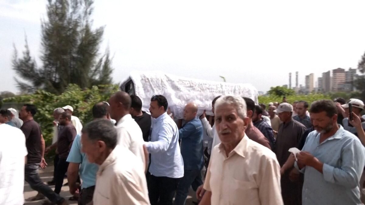 Egito despede-se de comissária morta em atentado