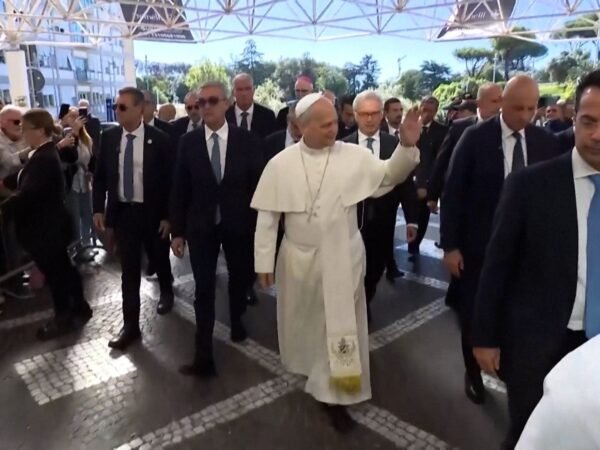 Vaticano confirma sucesso em cirurgia do Papa Leão