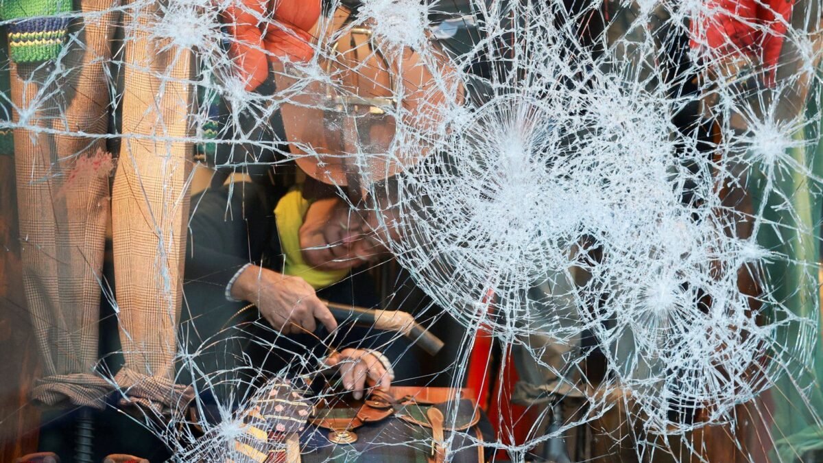 Moradores de Paris lamentam destruição após protestos violentos