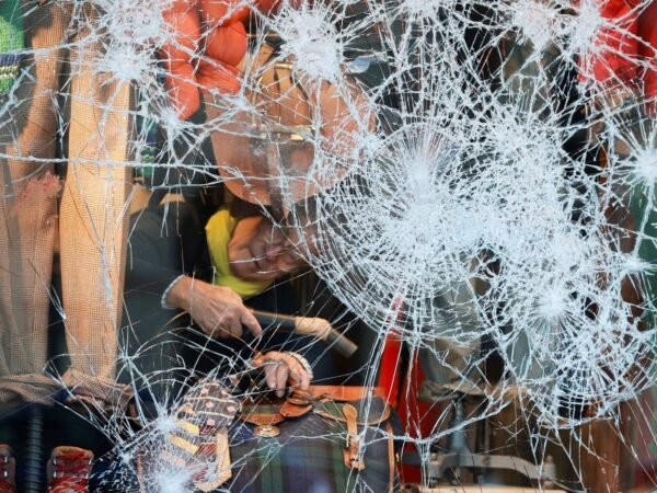 Moradores de Paris lamentam destruição após protestos violentos