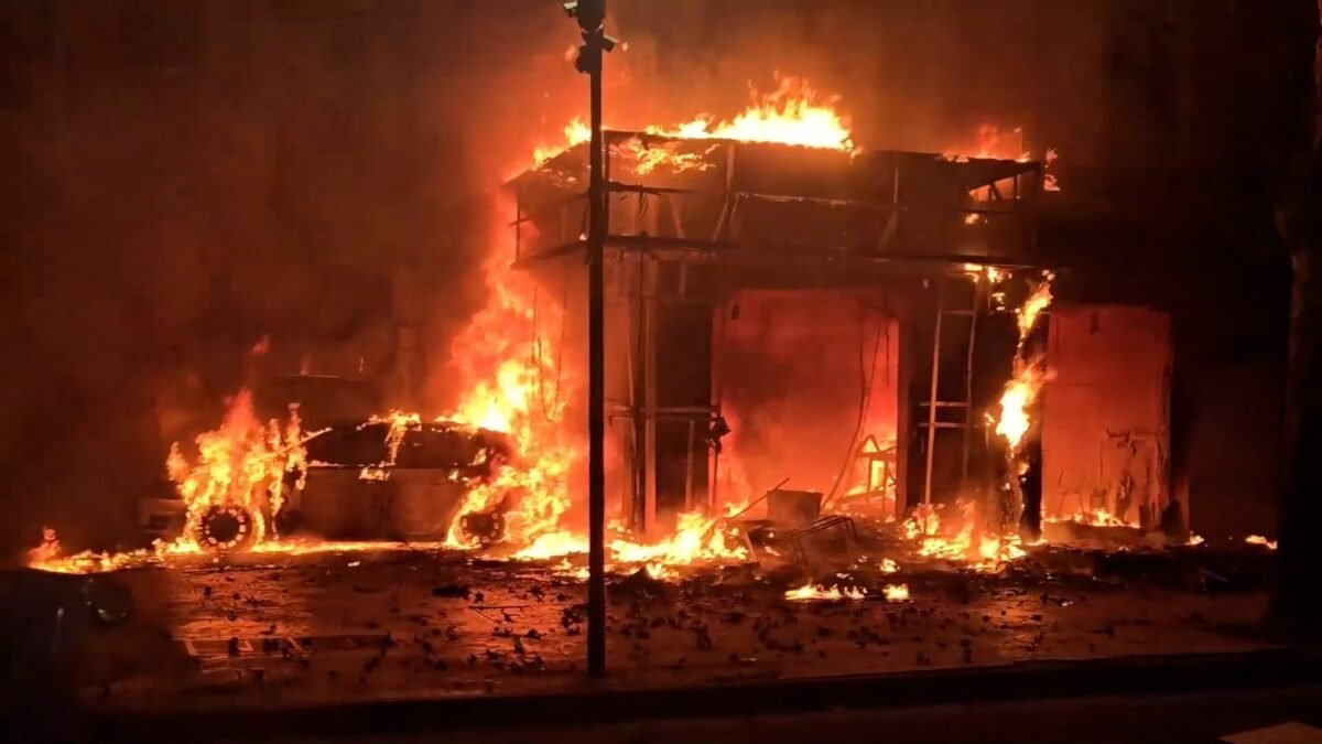 Incêndio atinge Suprema Corte da Albânia durante protestos