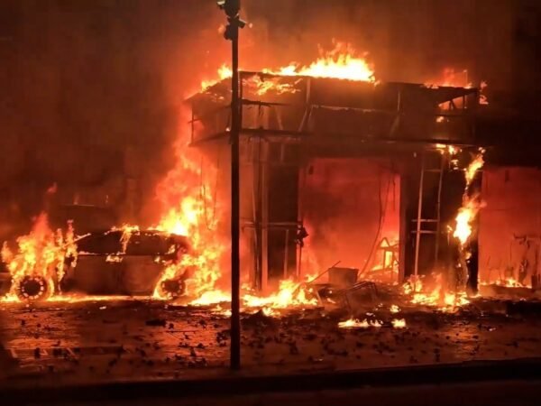 Incêndio atinge Suprema Corte da Albânia durante protestos