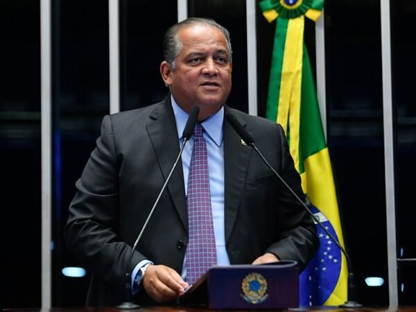 Conheça a trajetória de Eduardo Gomes, senador de olho em 2026