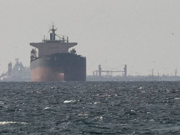 Petróleo dispara após ataques a navios no Estreito de Ormuz