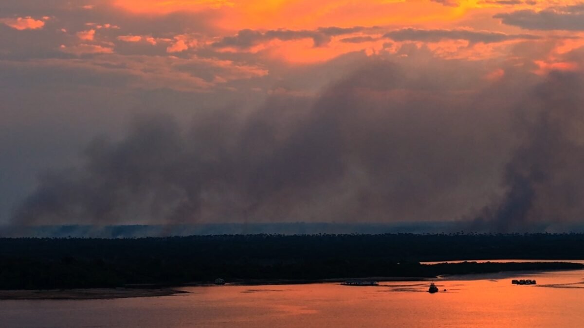 Fumaça toma conta de Manaus após incêndio em Iranduba