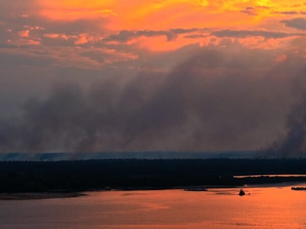 Fumaça toma conta de Manaus após incêndio em Iranduba