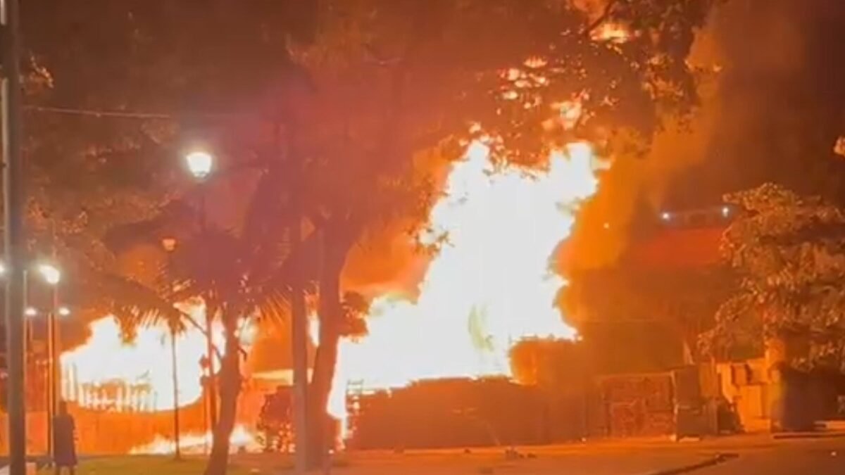 Fogo consome loja de paletes e afeta maternidade no Recife