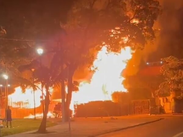 Fogo consome loja de paletes e afeta maternidade no Recife