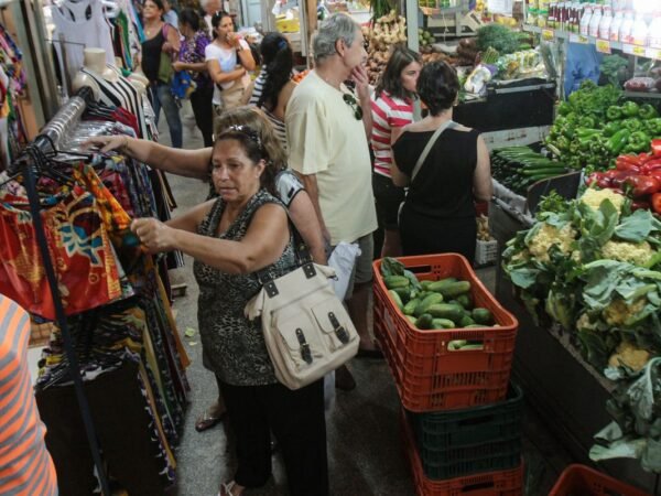 Cortes em auxílios sociais ameaçam economia do interior brasileiro