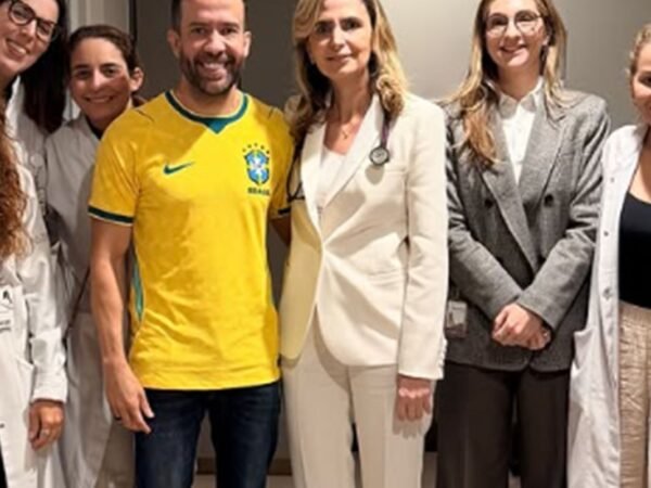 Deputado André Janones recebe alta hospitalar em São Paulo