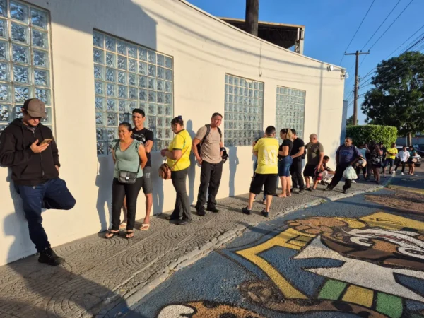 Eleitores madrugam em colégios eleitorais de Porto Velho