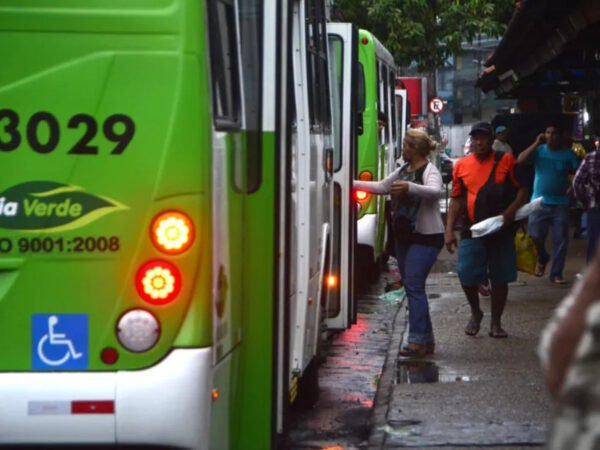 Manaus terá ônibus gratuito e trânsito reforçado neste domingo