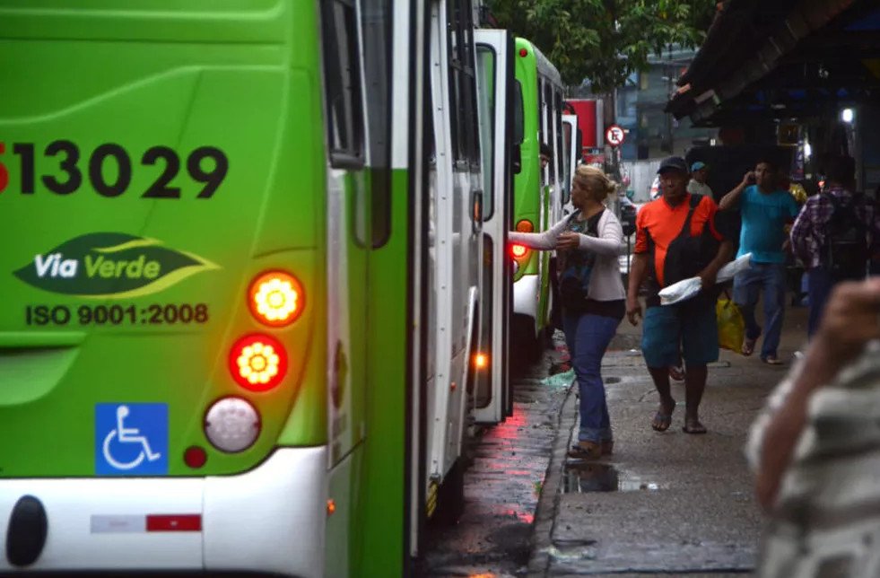 Manaus terá ônibus gratuito e trânsito reforçado neste domingo