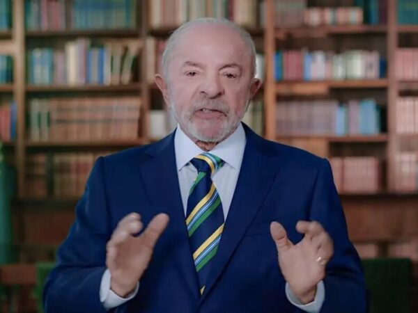 Lula critica Banco Master e defende fim da escala 6×1 em ato no DF