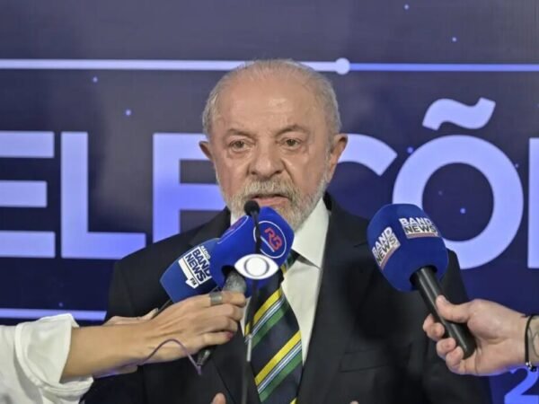 Lula condiciona abertura de sigilos à adesão de Flávio Bolsonaro
