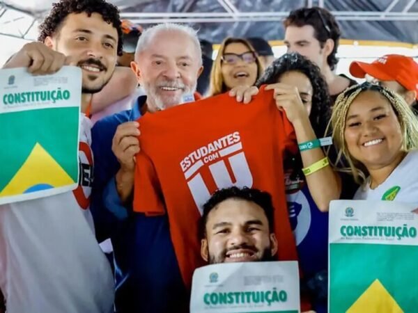 Lula promete Pé de Meia universitário com bônus de formatura